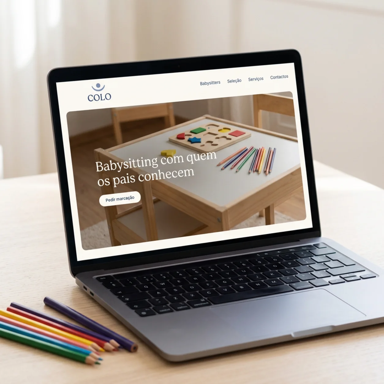 Exemplo de criação de sites para babysitting: a página inicial num portátil Exemplo de criação de sites para babysitting: a página inicial num portátil