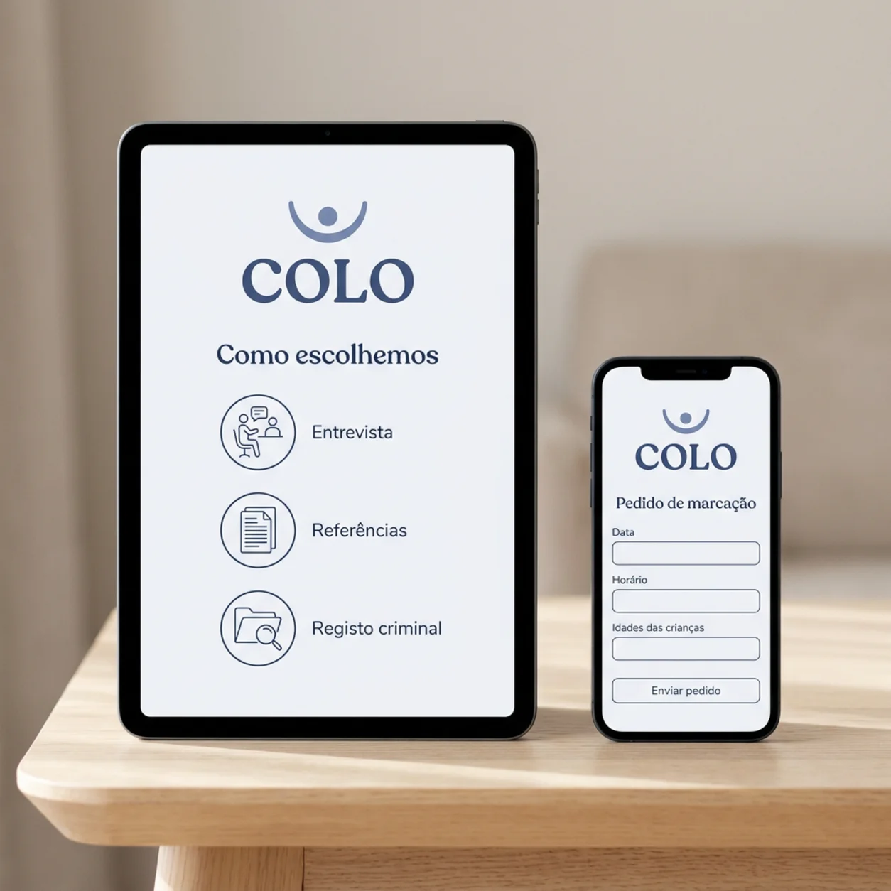 Tablet e telemóvel com o processo de seleção e o pedido de marcação de um serviço de babysitting Tablet e telemóvel com o processo de seleção e o pedido de marcação de um serviço de babysitting