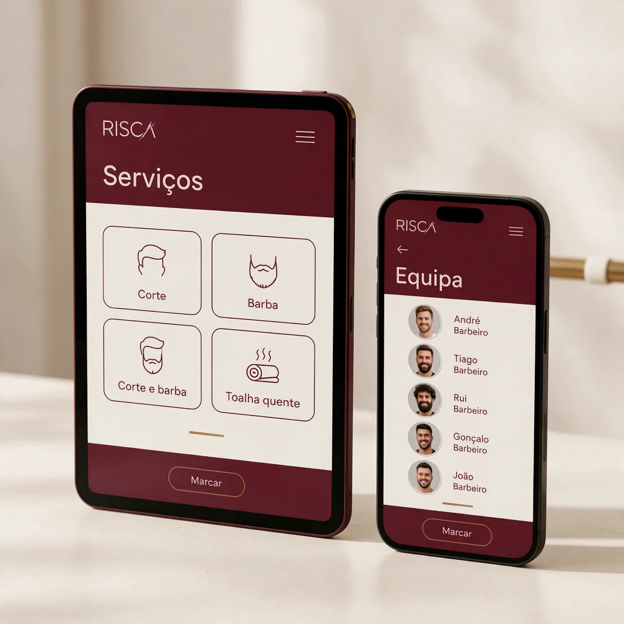 Tablet e telemóvel com a tabela de serviços de uma barbearia