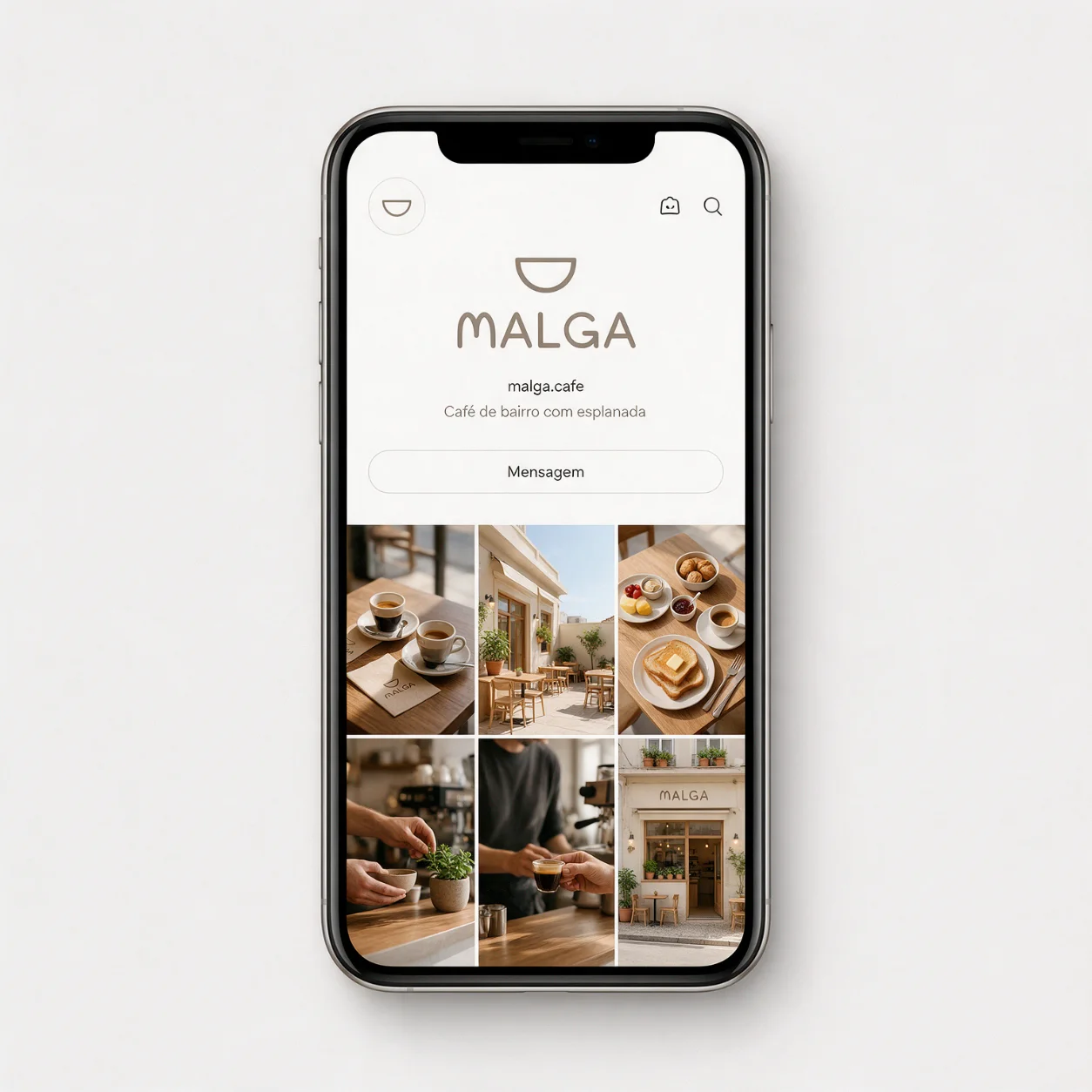 Telemóvel com o perfil de redes sociais de um café Gestão de redes sociais para cafés: o perfil no telemóvel