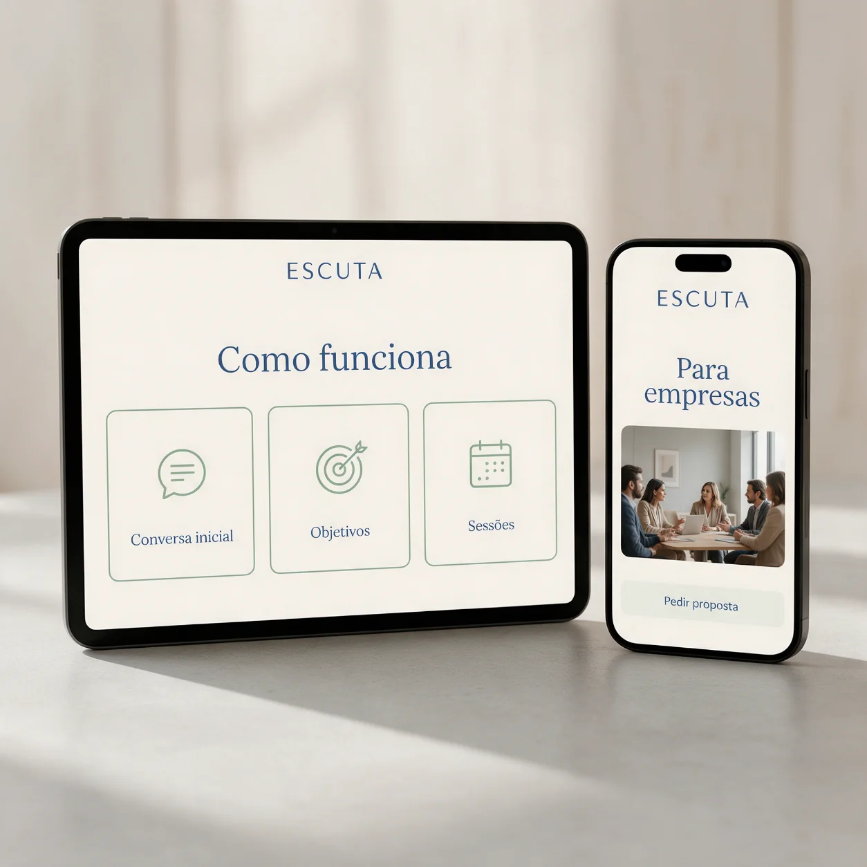 Tablet e telemóvel com as páginas do processo e dos programas para empresas de um coach Tablet e telemóvel com as páginas do processo e dos programas para empresas de um coach