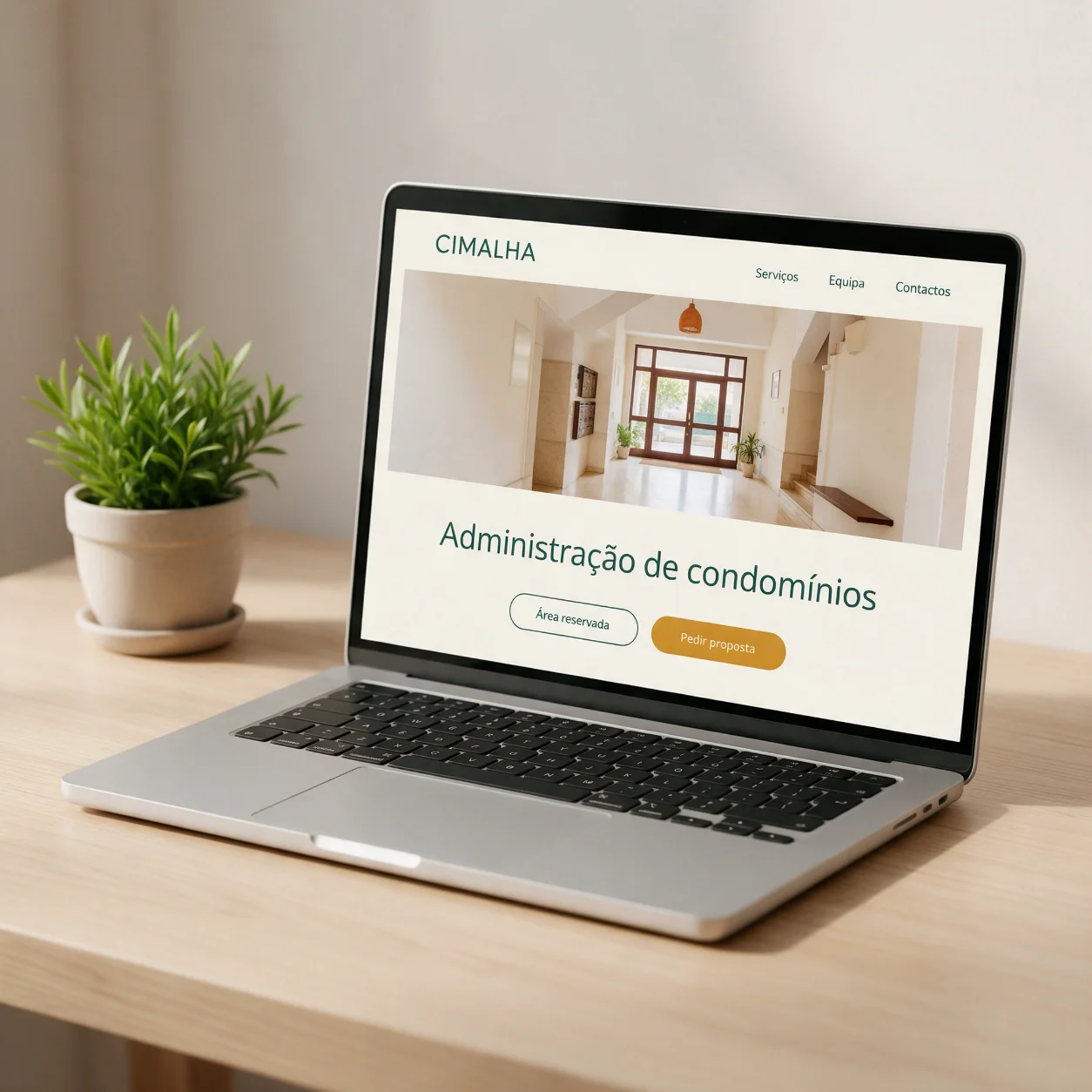 Portátil com o site de uma empresa de administração de condomínios