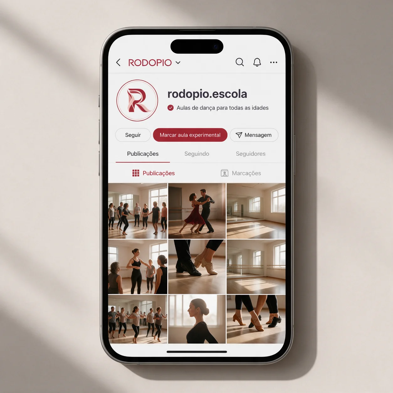 Telemóvel com o perfil de redes sociais de uma escola de dança