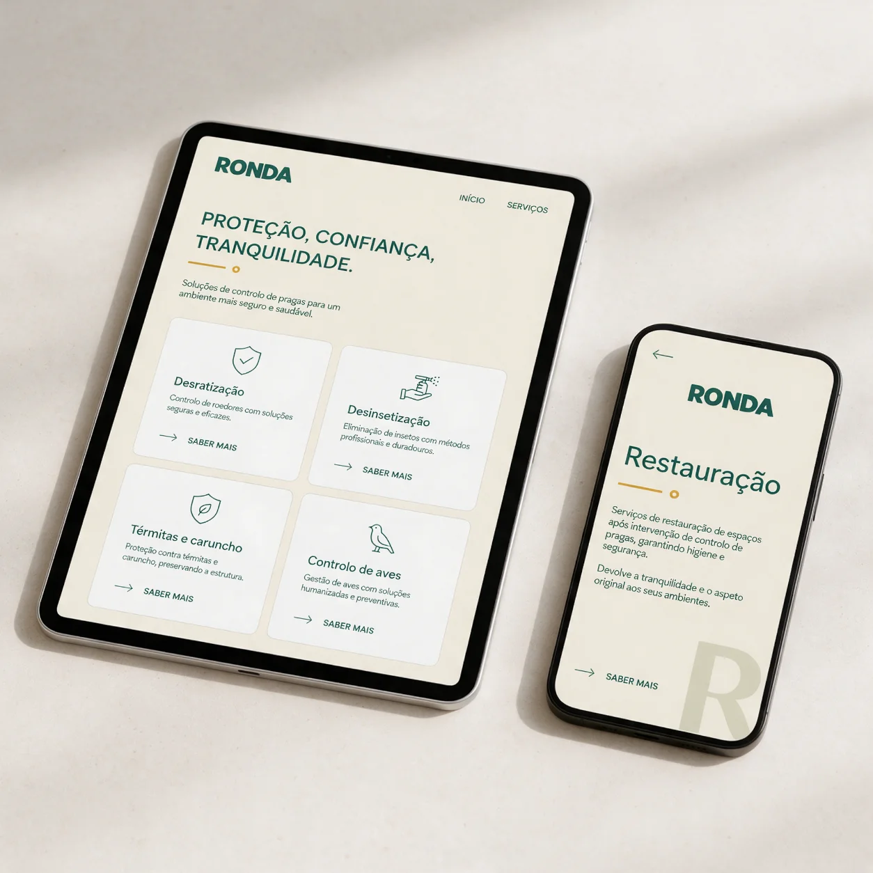 Tablet e telemóvel com a página de serviços de uma empresa de desinfestação