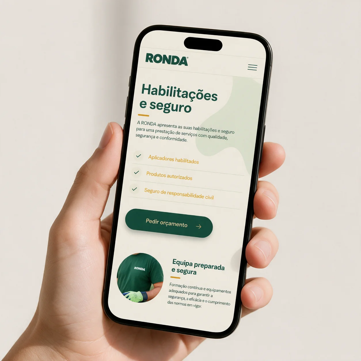 Telemóvel com a página de habilitações de uma empresa de controlo de pragas