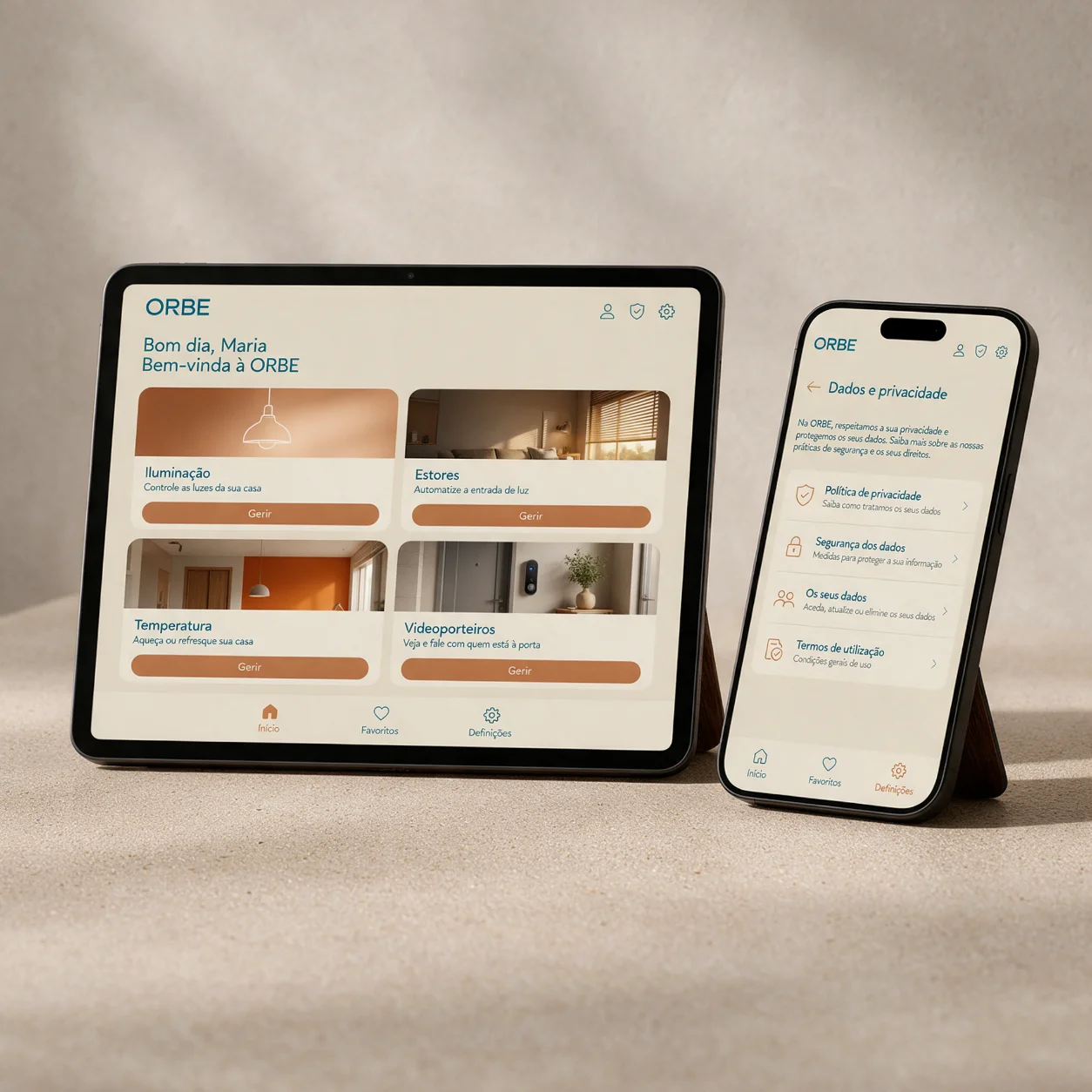 Tablet e telemóvel com a página de soluções de casa inteligente