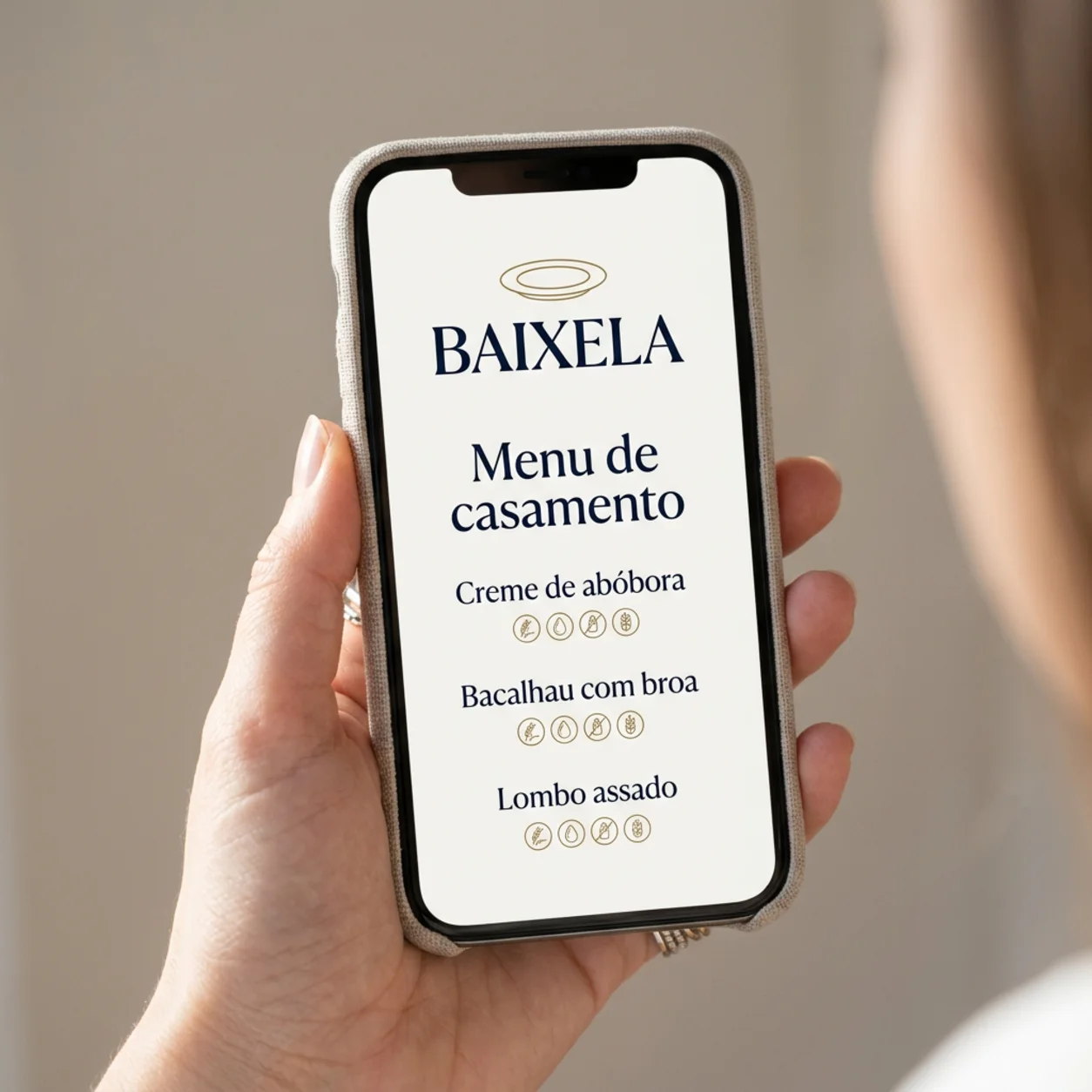 Telemóvel com um menu de casamento e os alergénios de cada prato Telemóvel com um menu de casamento e os alergénios de cada prato