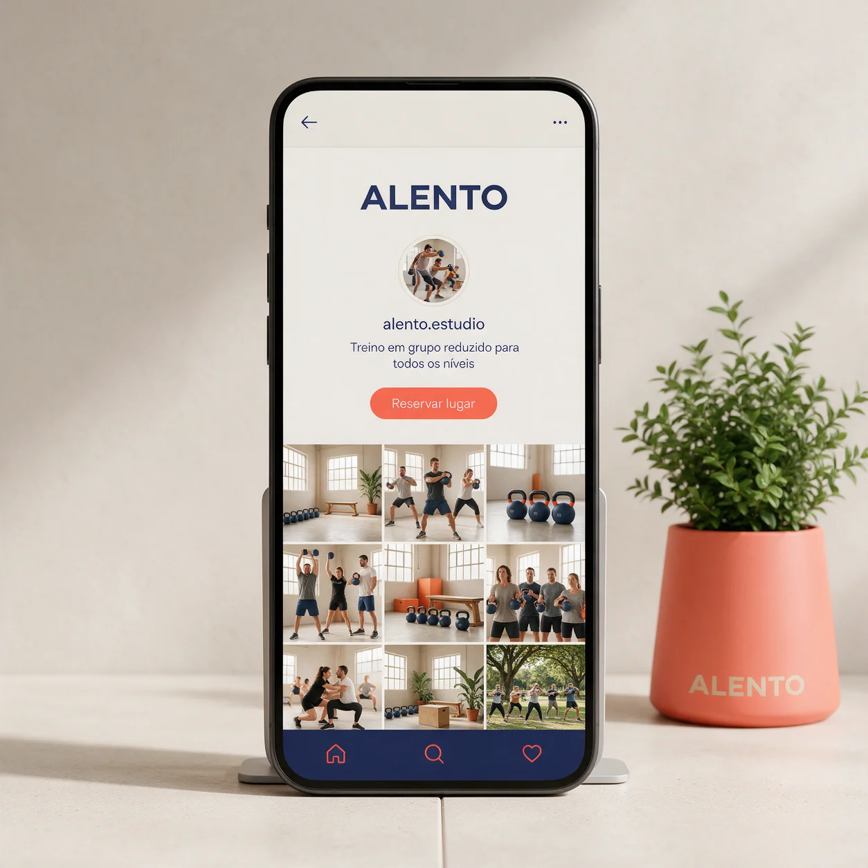 Telemóvel com o perfil de redes sociais de um estúdio fitness