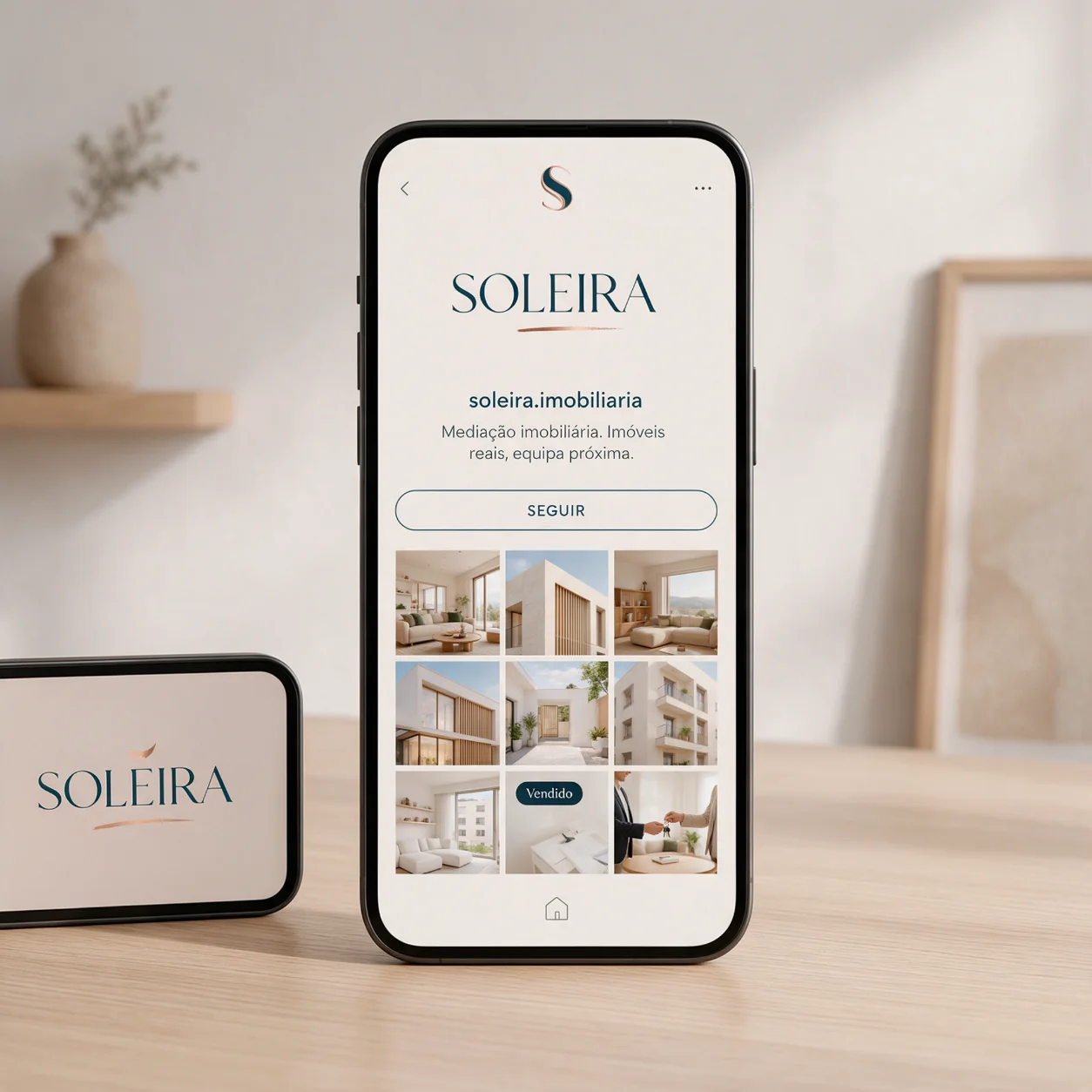 Telemóvel com o perfil de redes sociais de uma imobiliária