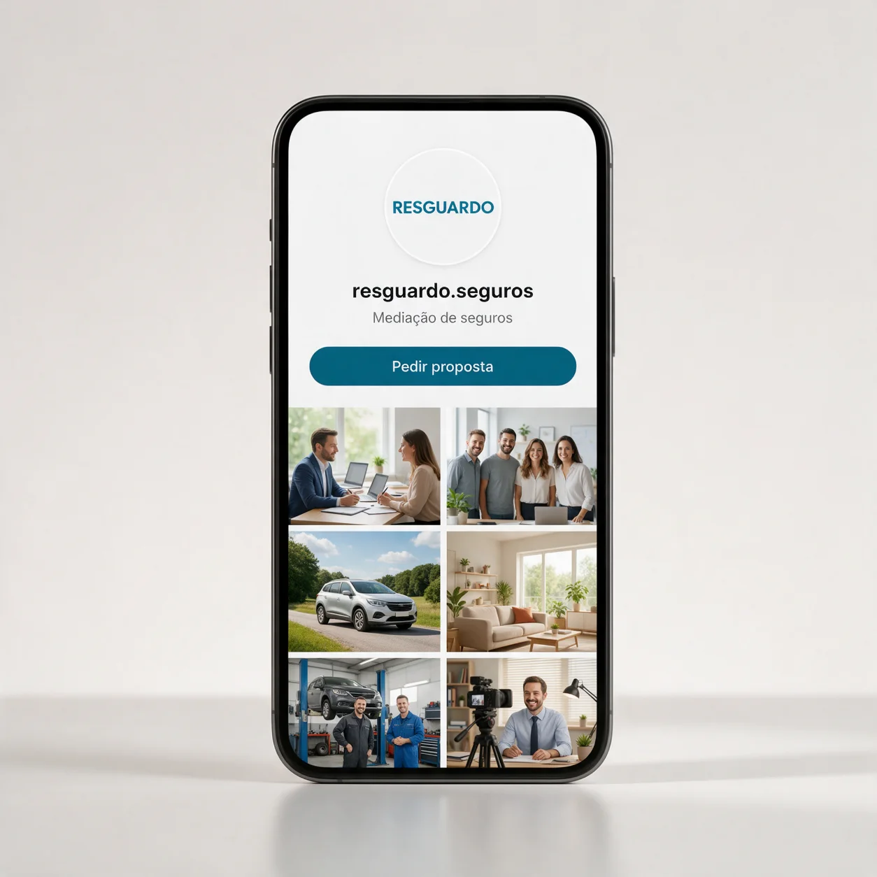Telemóvel com o perfil de redes sociais de um mediador de seguros Telemóvel com o perfil de redes sociais de um mediador de seguros