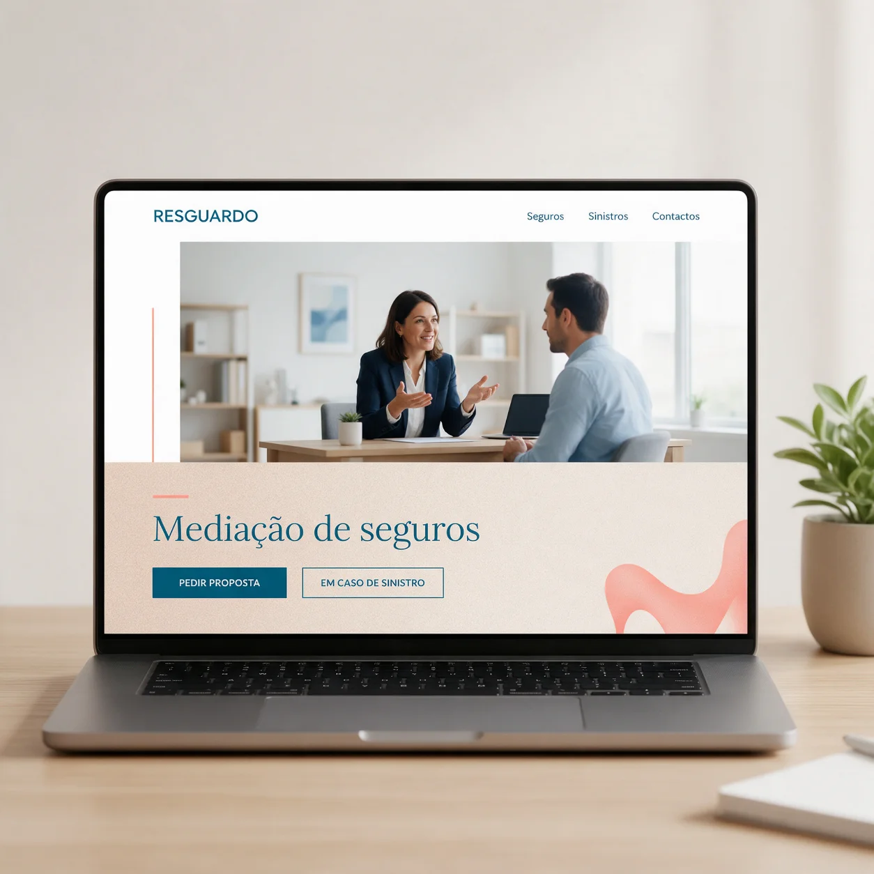 Portátil com o site de um mediador de seguros