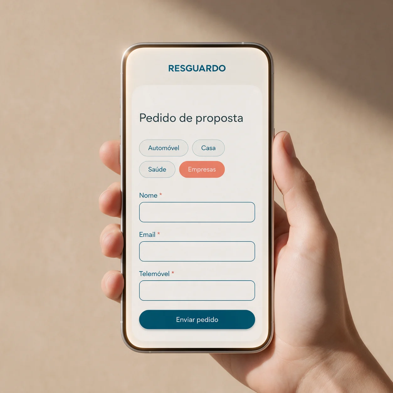 Telemóvel com o formulário de pedido de proposta de um mediador de seguros