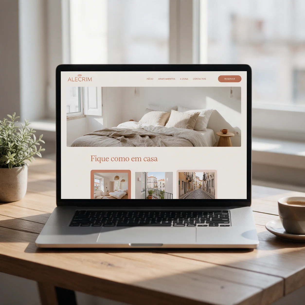 Portátil com o site de um alojamento local