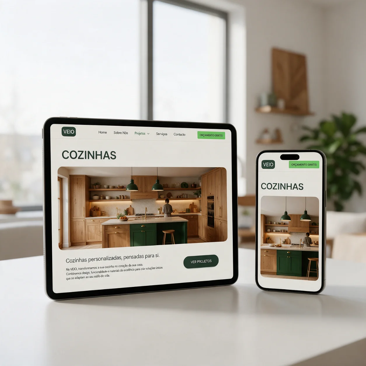 Tablet e telemóvel com a página de cozinhas por medida de uma carpintaria