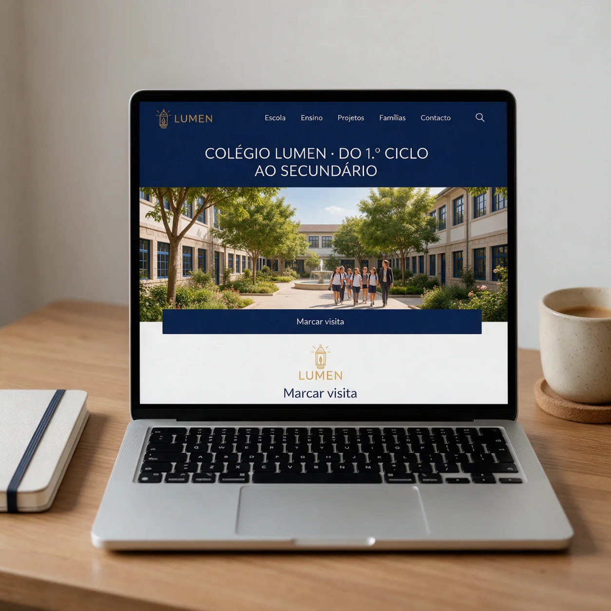 Portátil com o site de um colégio