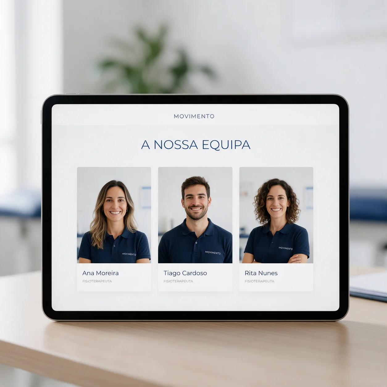 Tablet com a página de equipa de uma clínica de fisioterapia