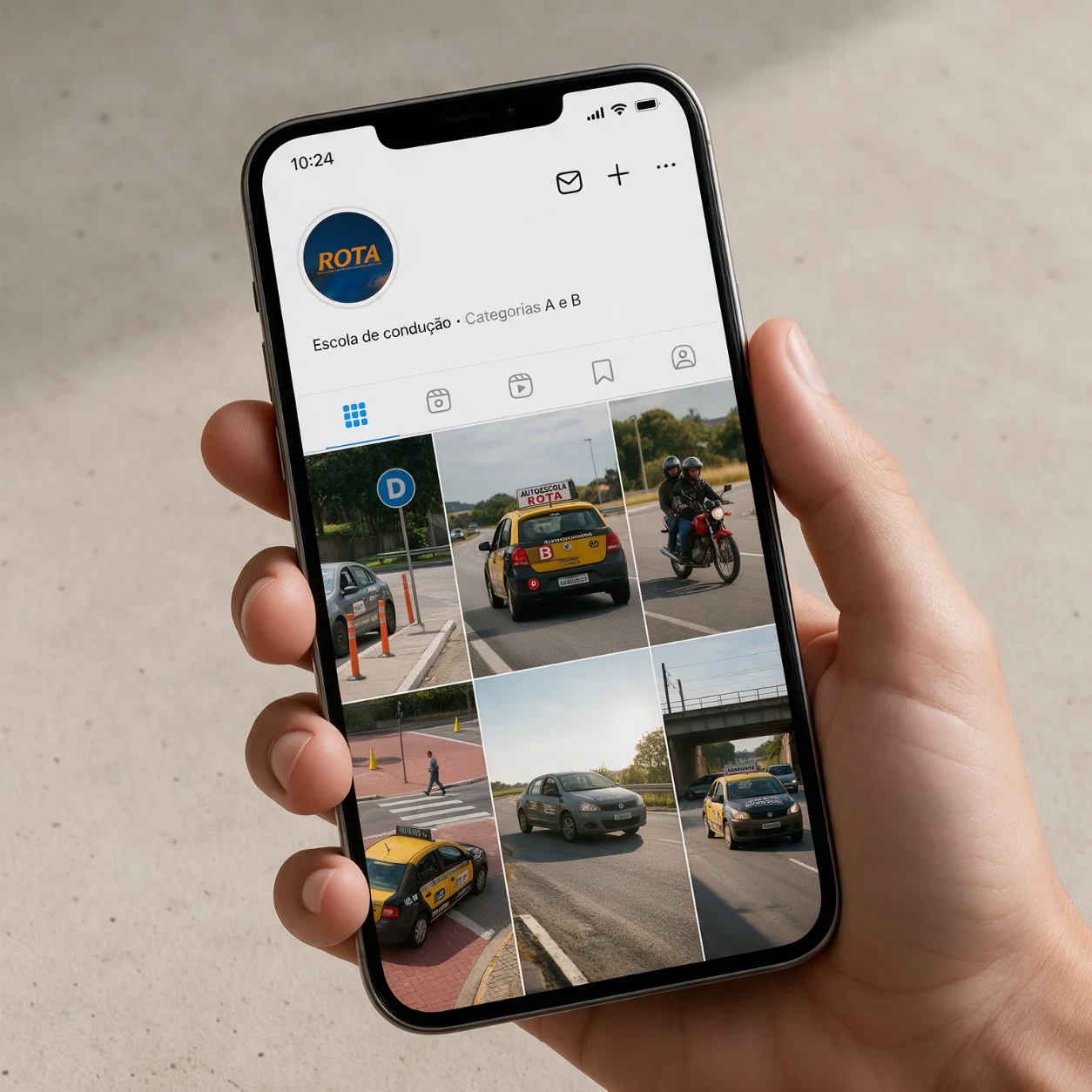 Telemóvel com o perfil de Instagram de uma escola de condução