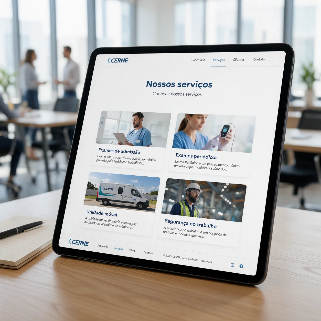 Tablet com os serviços de uma empresa de medicina do trabalho