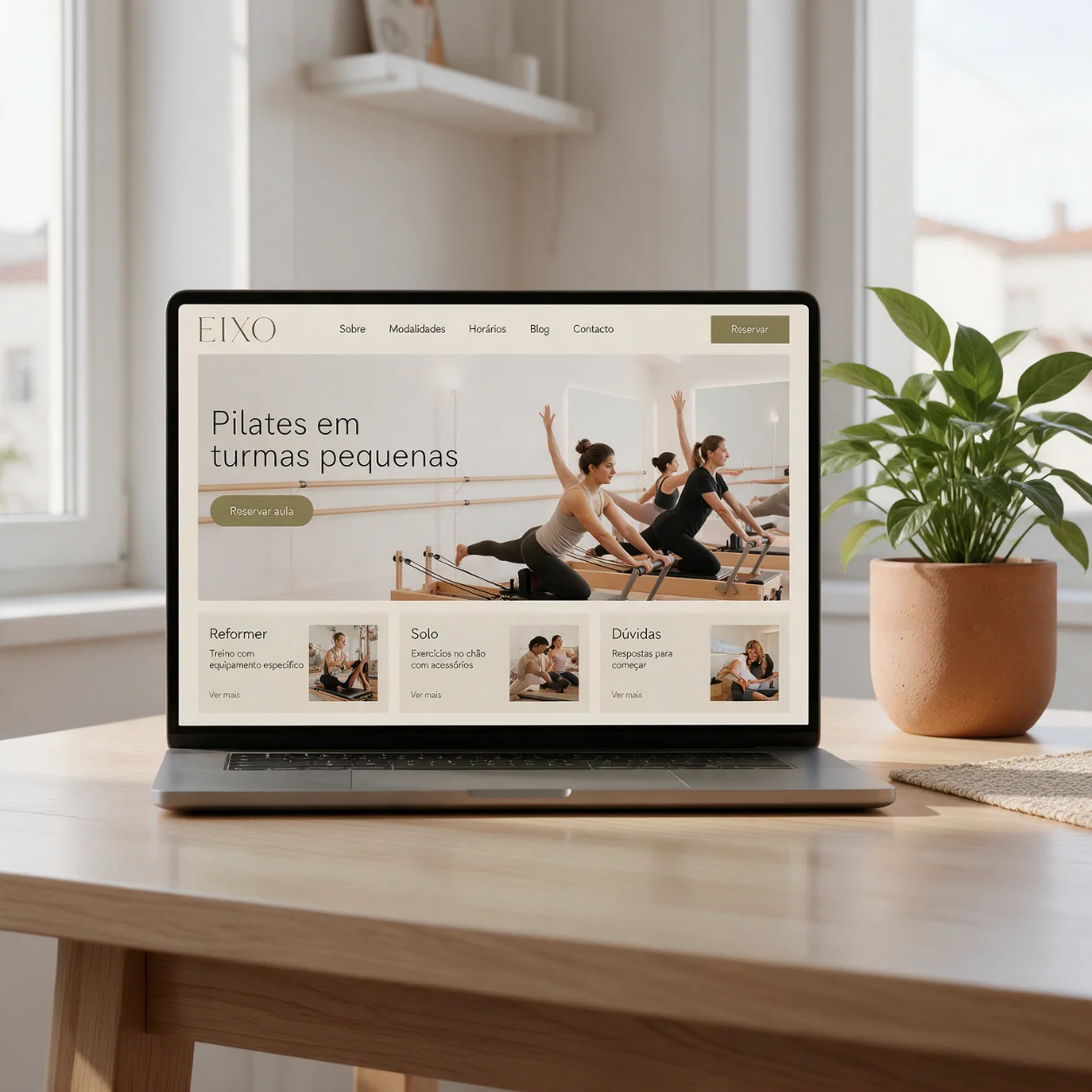 Portátil com o site de um estúdio de pilates