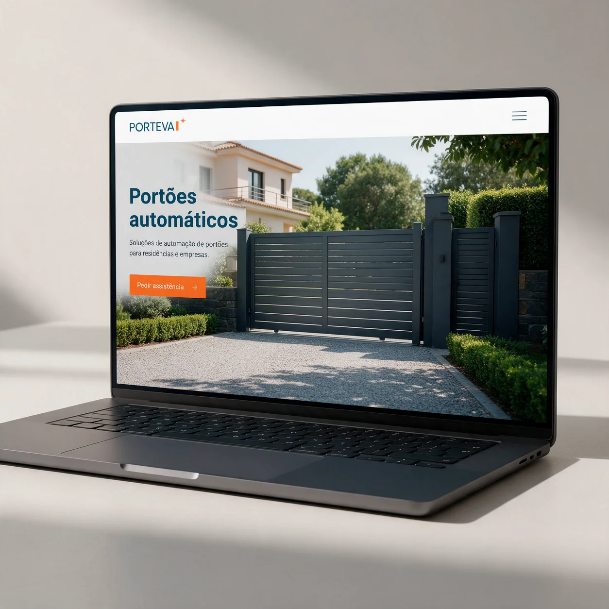 Portátil com o site de uma empresa de portões automáticos Portátil com o site de uma empresa de portões automáticos