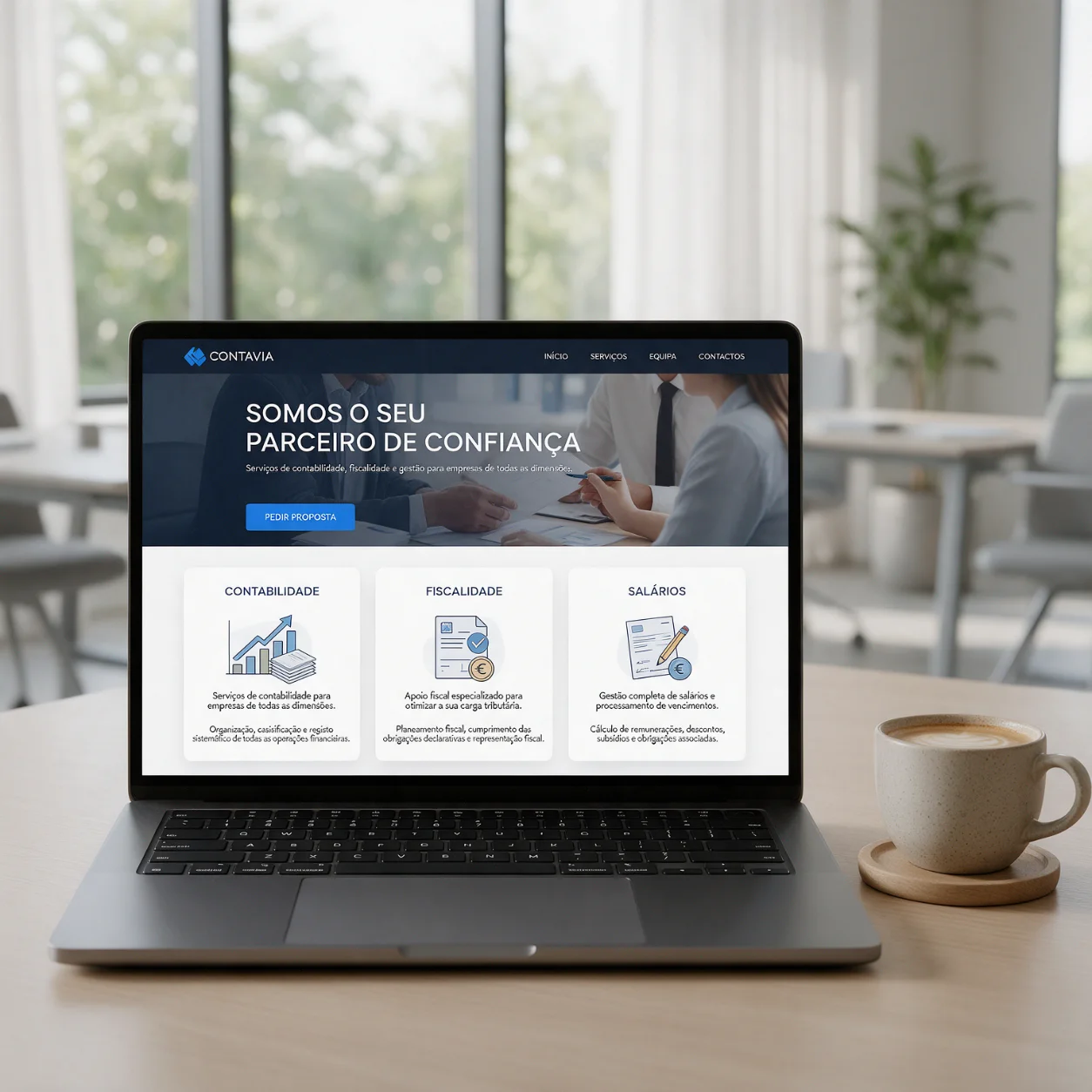 Portátil com o site de um gabinete de contabilidade