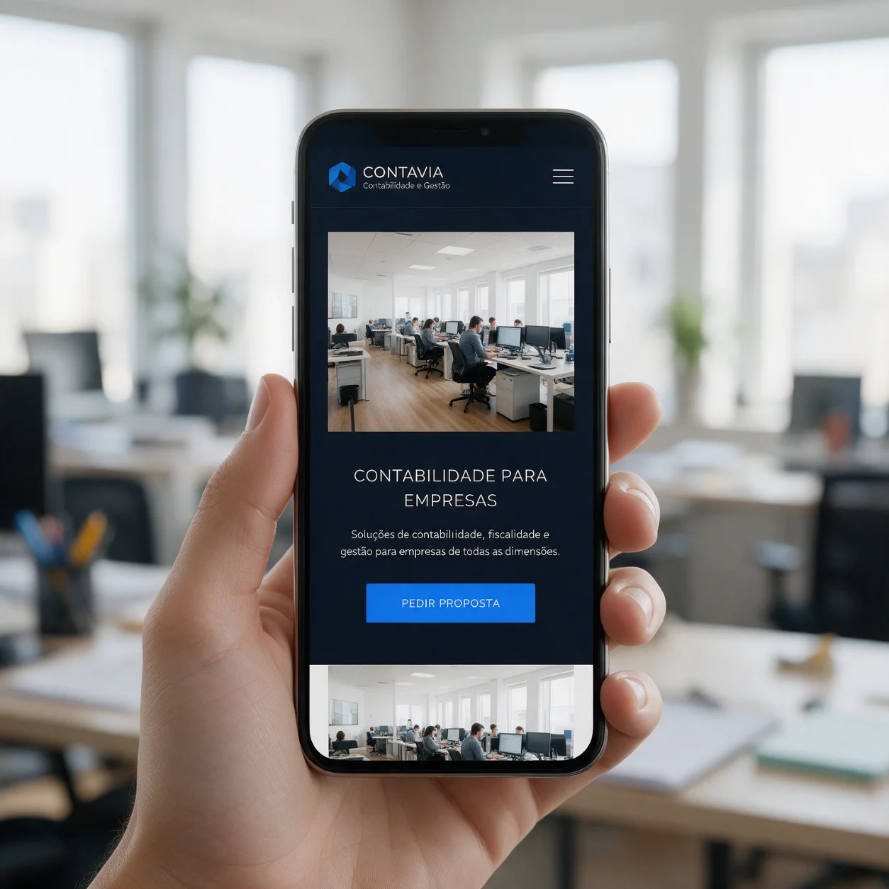 Telemóvel com a versão móvel do site de um gabinete de contabilidade