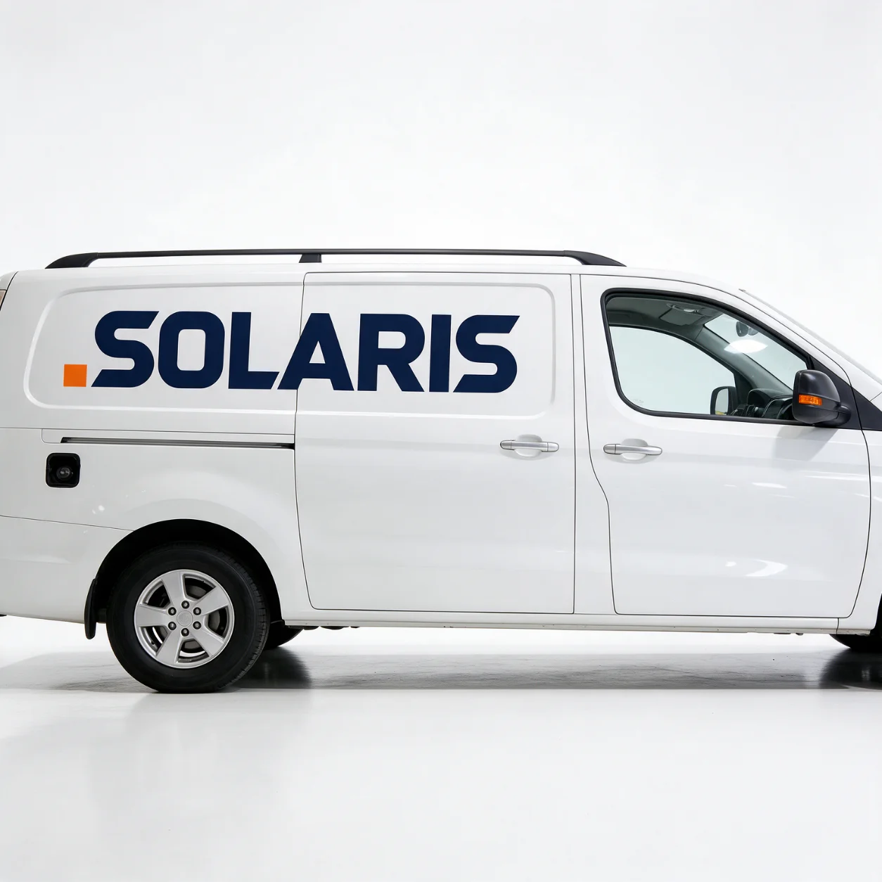 Carrinha de uma empresa de energia solar com o logótipo Carrinha de uma empresa de energia solar com o logótipo
