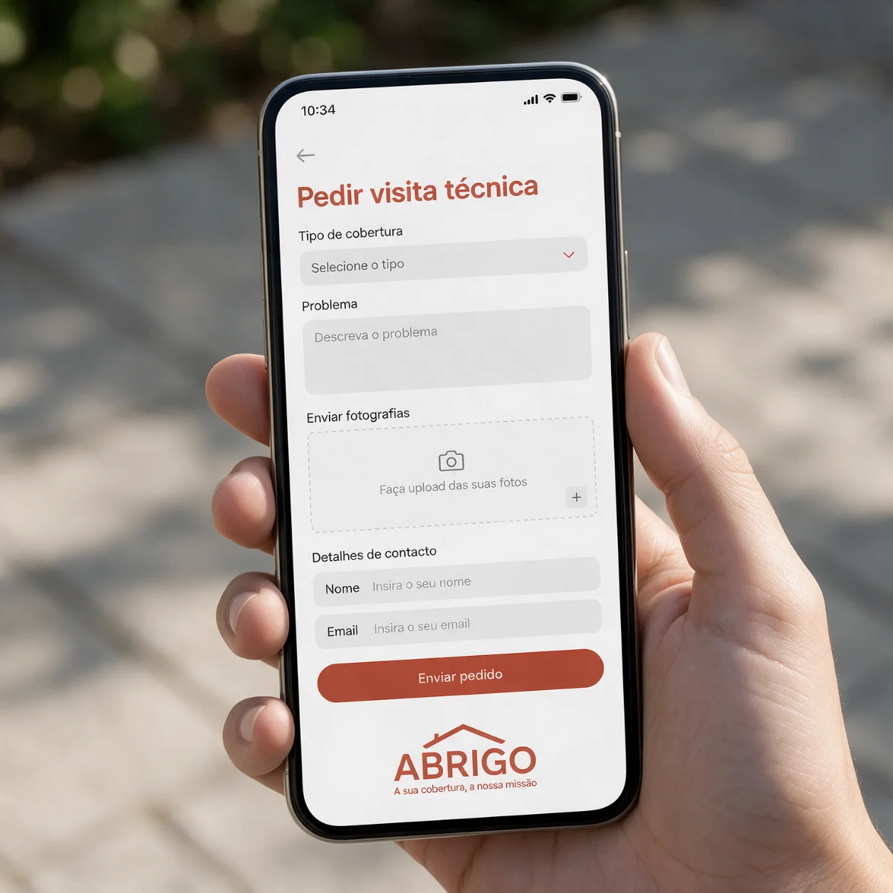 Telemóvel com o pedido de visita técnica a uma empresa de telhados