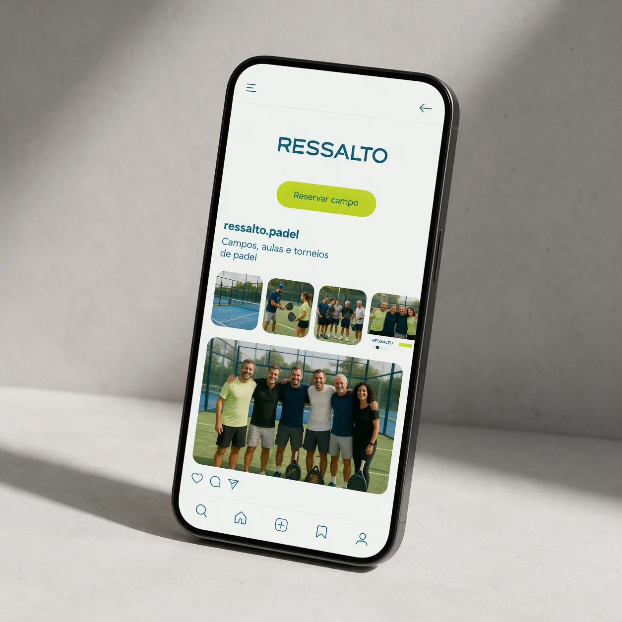 Telemóvel com o perfil de redes sociais de um clube de padel