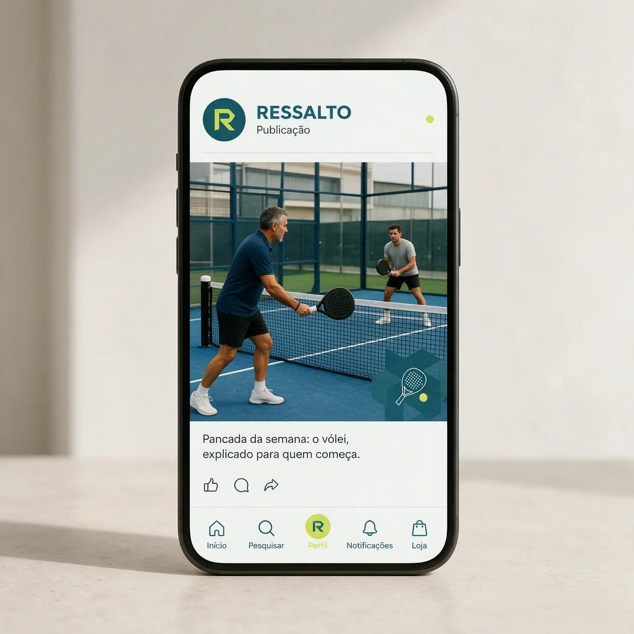 Publicação com um treinador a explicar uma pancada de padel