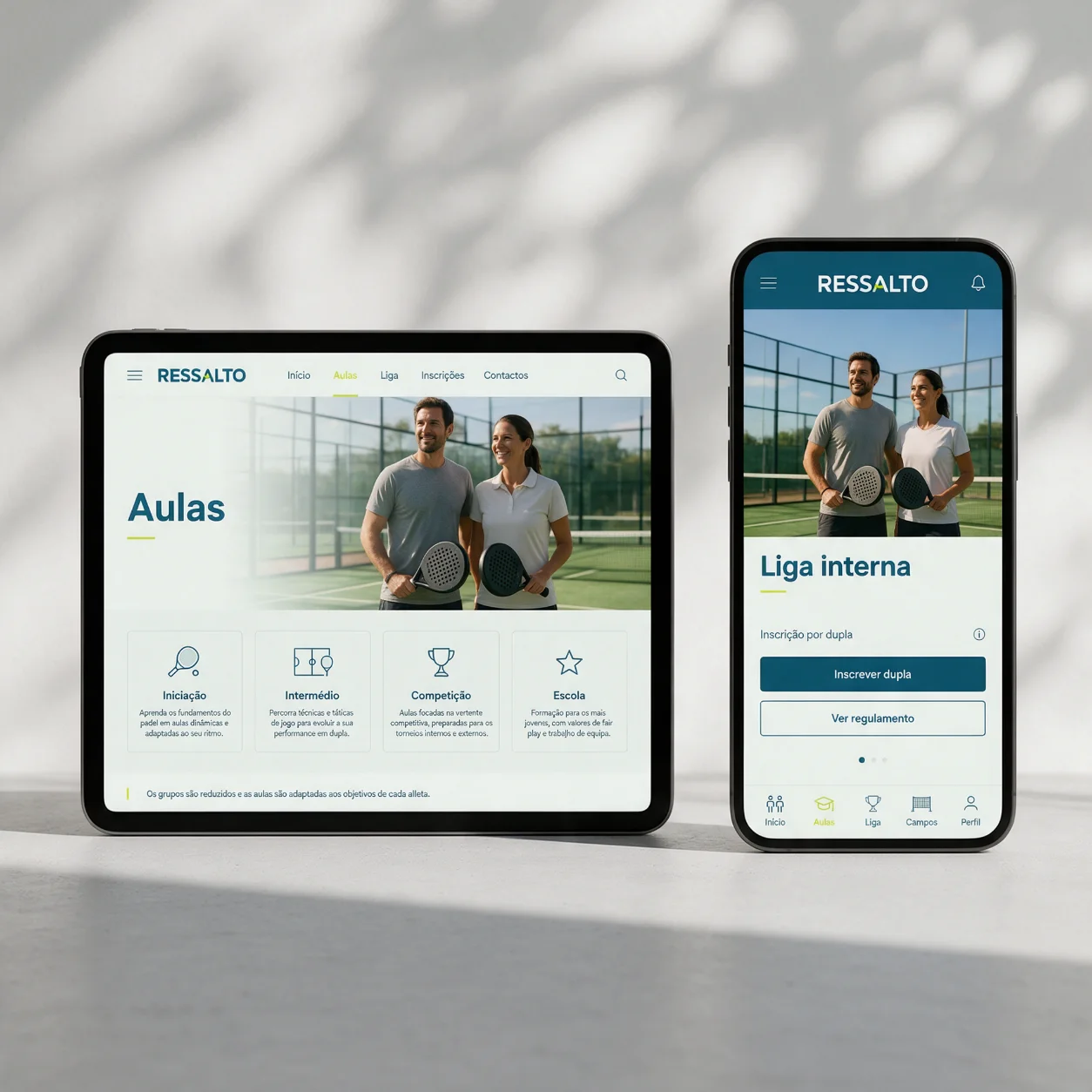 Tablet e telemóvel com as páginas de aulas e de torneios de um clube de padel