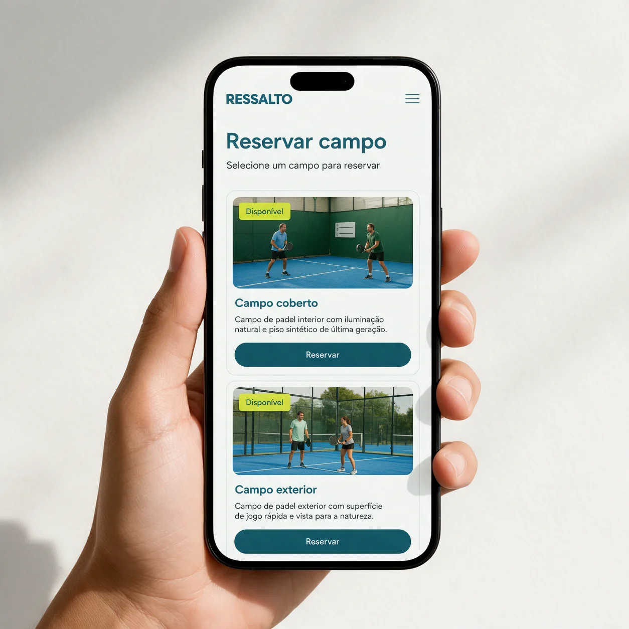 Telemóvel com a página de reserva de campos de um clube de padel