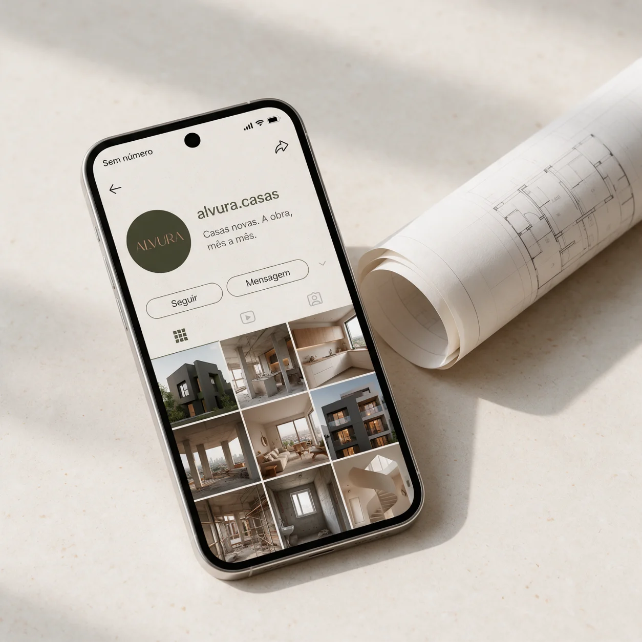 Telemóvel com o perfil de redes sociais de um promotor imobiliário