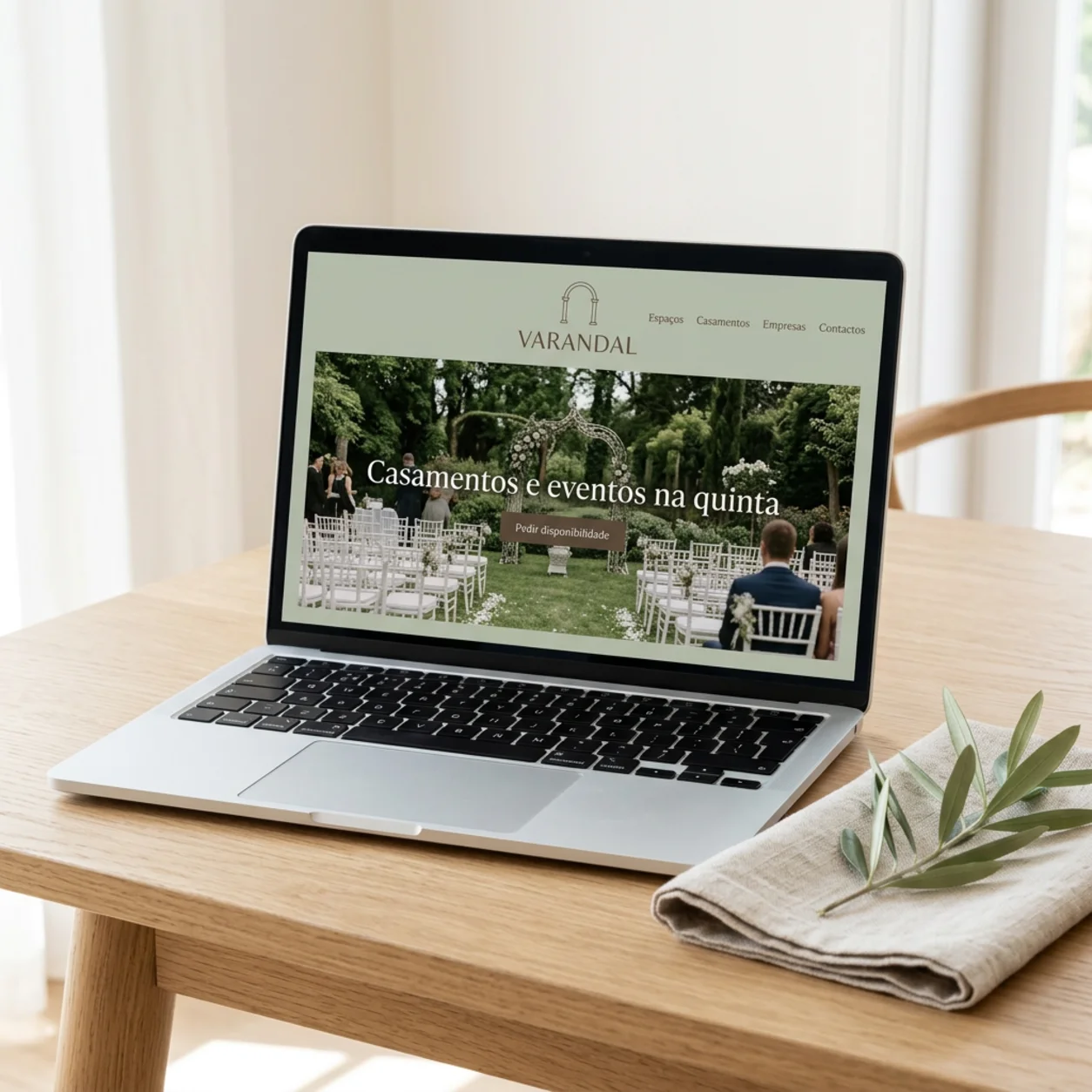 Exemplo de criação de sites para quintas de eventos: o site num portátil Exemplo de criação de sites para quintas de eventos: o site num portátil