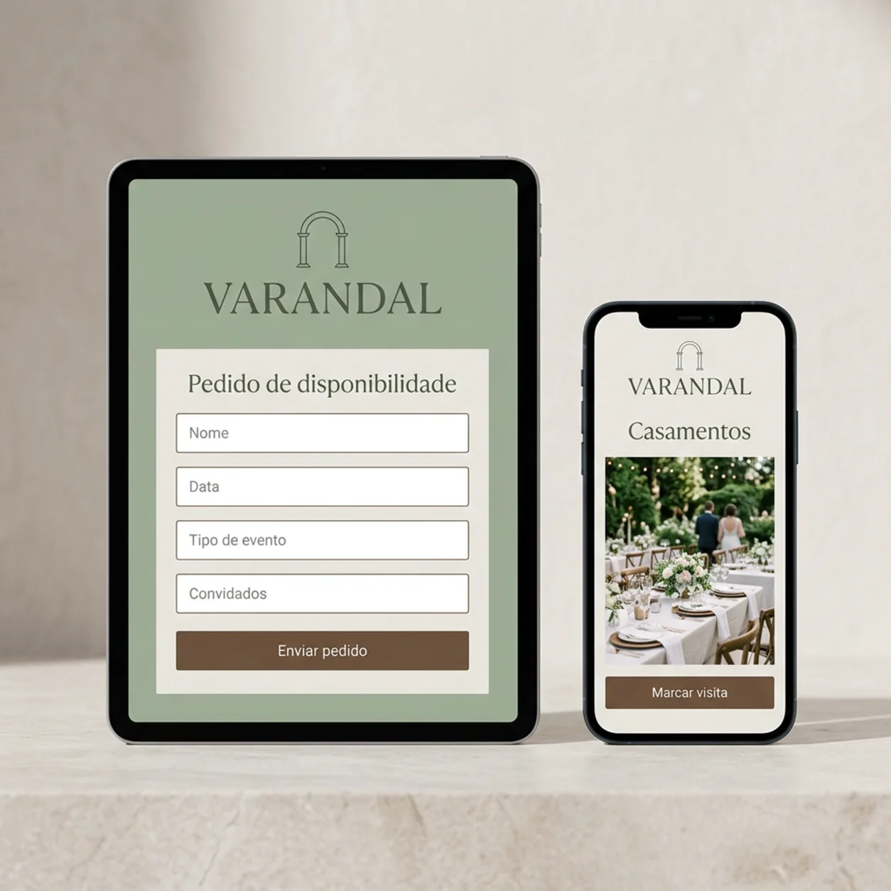 Tablet e telemóvel com o pedido de disponibilidade de uma quinta de eventos Tablet e telemóvel com o pedido de disponibilidade de uma quinta de eventos