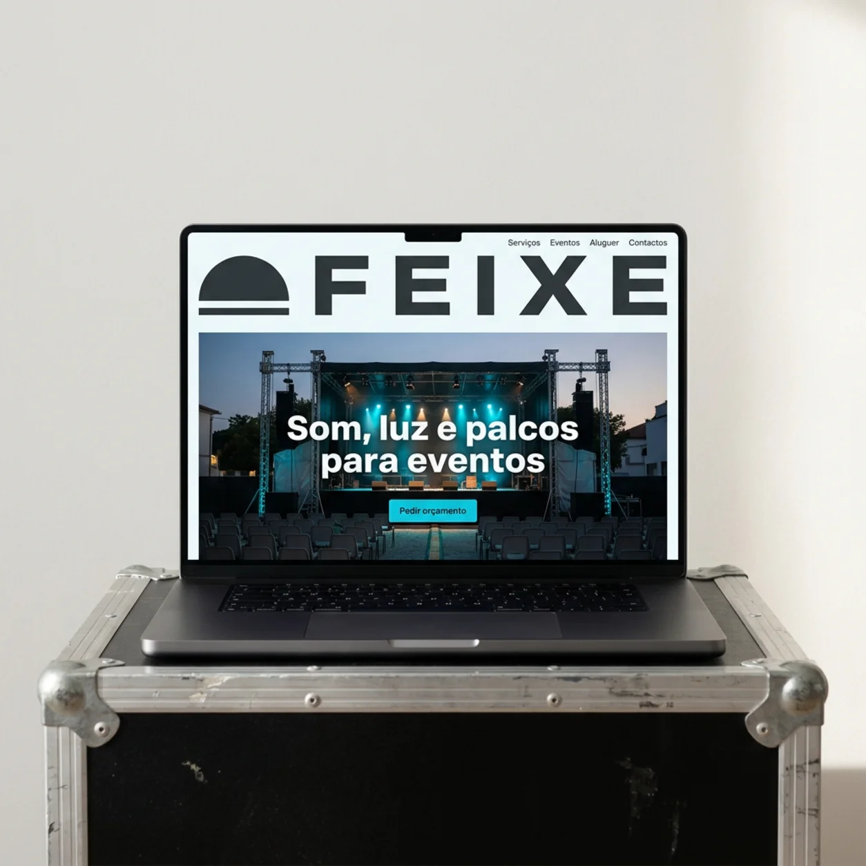 Exemplo de sites para empresas de som e luz: a página inicial num portátil