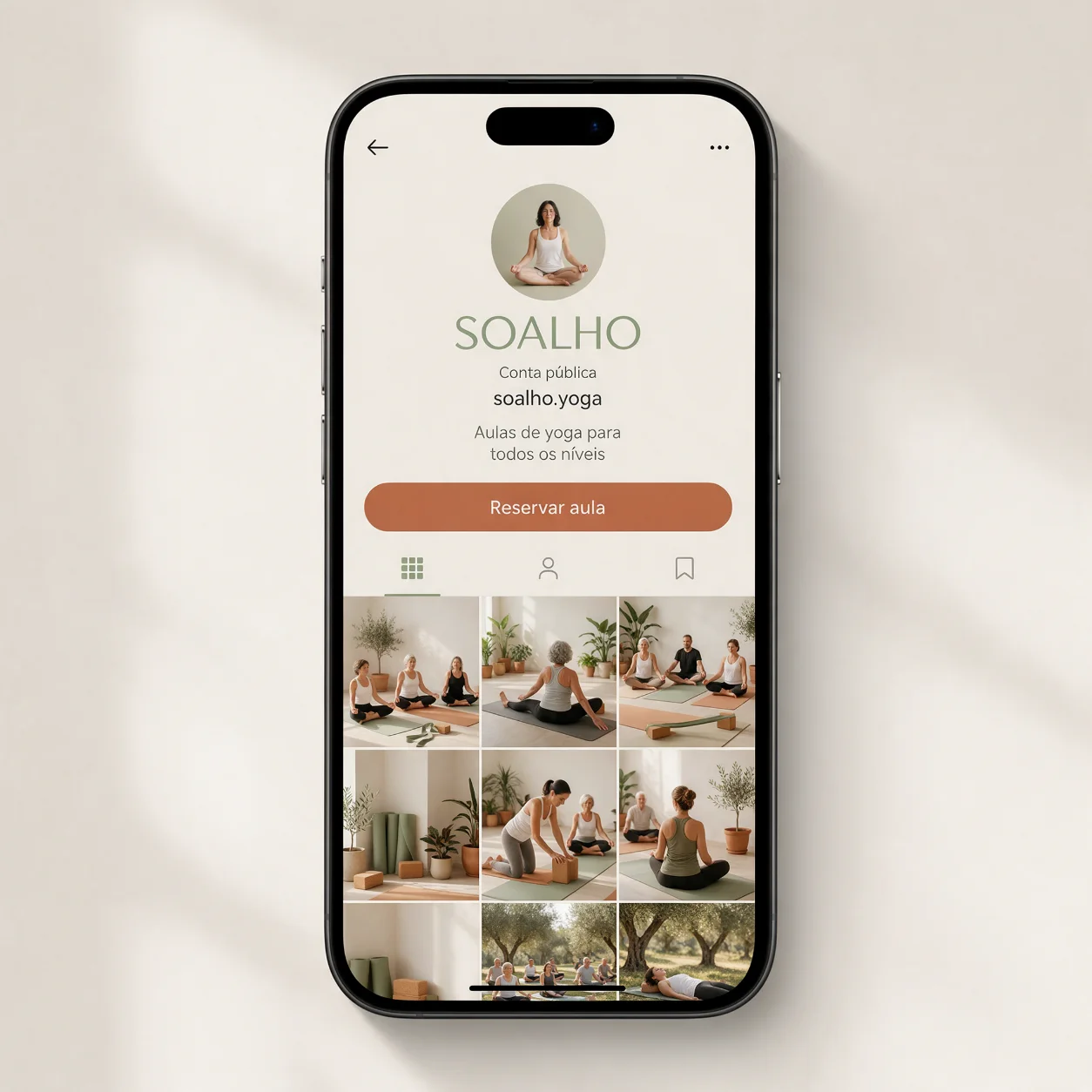 Telemóvel com o perfil de redes sociais de um estúdio de yoga