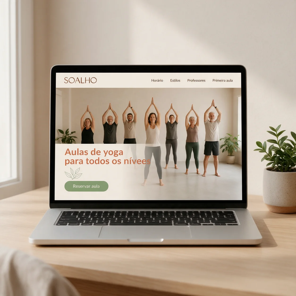 Portátil com o site de um estúdio de yoga
