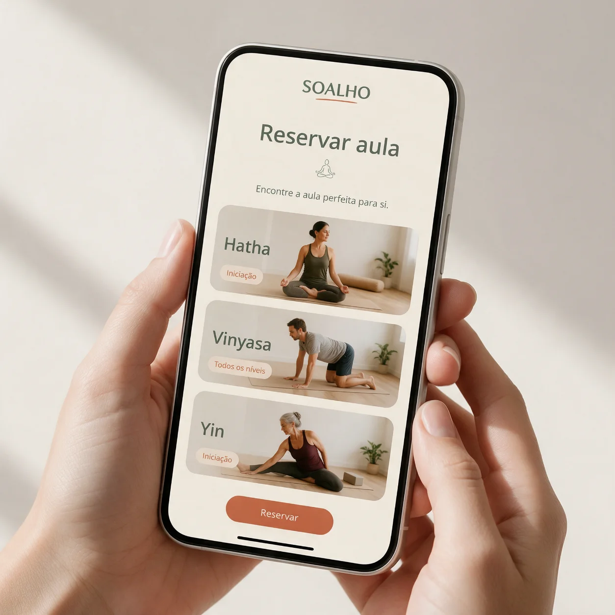 Telemóvel com a página de reserva de aulas de um estúdio de yoga